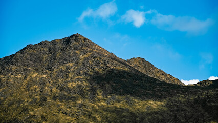 Exploring the scenic Carrauntoohil walkway in Ireland's majestic landscape during a clear day. © Oleksii