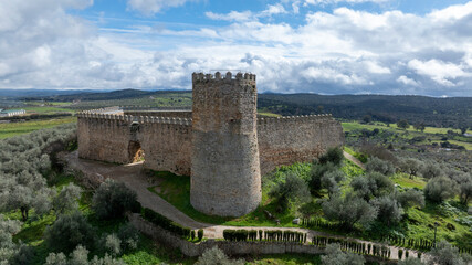 Obraz premium Castillo de Alanís en la provincia de Sevilla, España