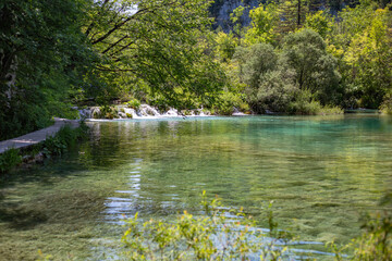 ein wunderschöner See mit klarem wasser im sommer