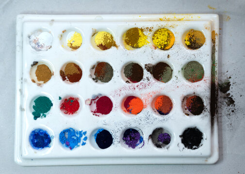 Gebrauchte Malpalette mit Farbpigmenten
