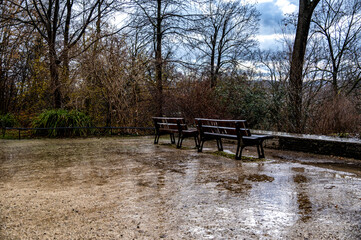 B&auml;nke stehen in einem verregneten Park