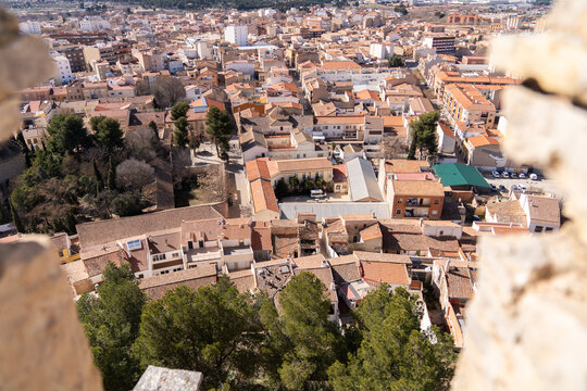 Un pintoresco paisaje urbano con edificios coloridos y techos de tejas rojas.