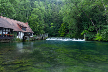Obraz premium Blautopf auf der Schwäbischen Alb im Sommer. Hammerschmiede an der Blau.