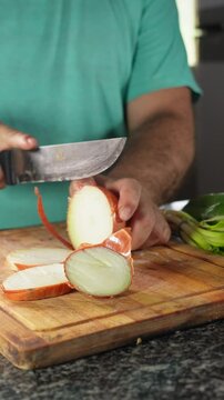 Cortando legumes - cebola - piment&atilde;o