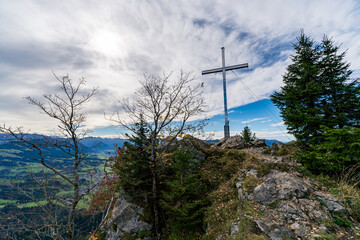 Obraz premium Burgberger Hoernle mountain summit cross overlooking breathtaking allgau alps