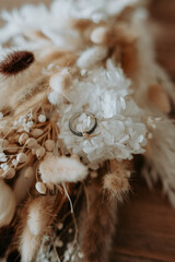 Les alliances pour un mariage dans un bouquet de style bohème 