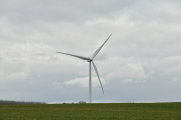 Éolienne se dressant sous un ciel sombre à Ghislenghien (ath)