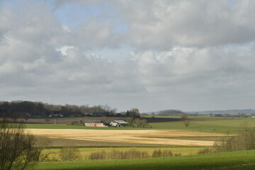 Paysage de campagne entre nuages et &eacute;claircies &agrave; Ghislenghien (Ath) 
