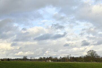 Nuages sombres au soir au dessus d'un paysage rural &agrave; Ghislenghien (Ath)