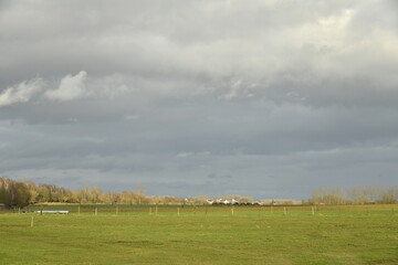 Ciel sombre en fin de journ&eacute;e sur un paysage rural &agrave; Ghislenghien (Ath) 