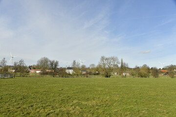 Obraz premium Paysage rural sous les cirrus dans le ciel bleu à Ghislenghien (Ath) 