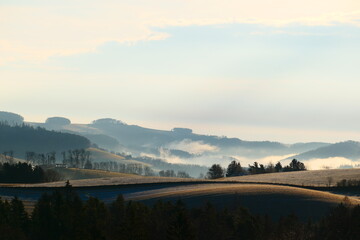Morgenstunden mit sonnendurchfluteten Nebel in der Buckligen Welt, Niederösterreich