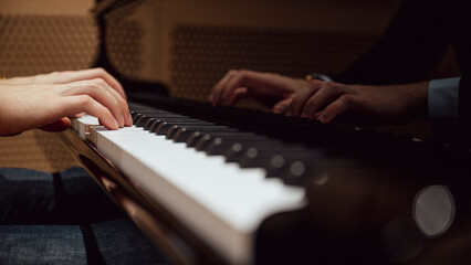 Obraz premium Hands playing grand piano