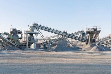 Systems of multi-fraction crushers in a gravel quarry