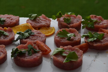 Antipasti vari, produzione italiana, beffet per matrimonio, salame crudo, pancetta, bresaola, prosciutto crudo, grissini, pesce fritto, crostini, tartine