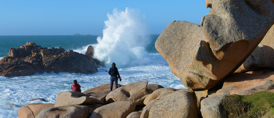Des gens sur la côte de granit rose en Bretagne - France