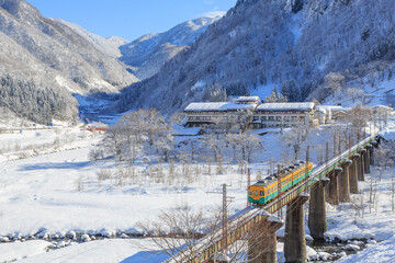 称名川が常願寺川と合流する立山参道周辺の河原に降り積もった雪