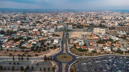 Obraz premium Aerial view of a sprawling cityscape with residential buildings and roads.