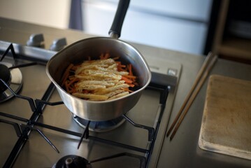 手鍋でひじきの煮物を作っているところ