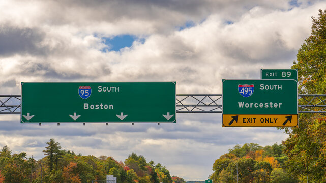 highway signs on Interstate 95 in Salisbury, Massachusetts to continue I-95 south toward Boston and Exit 89 for Interstate 495 South toward Worcester
