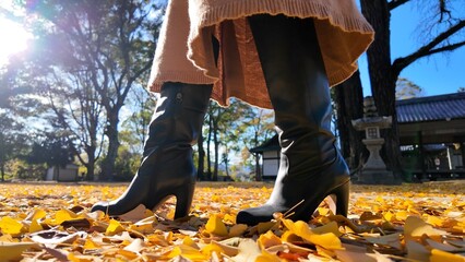 公園を歩く女性の足元