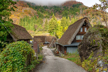 世界遺産 五箇山相倉合掌造り集落 秋 © Nonta
