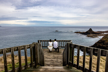 Couple sur la pointe de Pyramidant Rock sur l'ile de Phillip Island dans la région de Melbourne en Australie