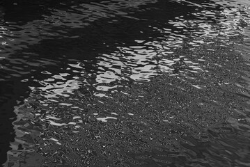 Obraz premium Light reflecting off rippled water