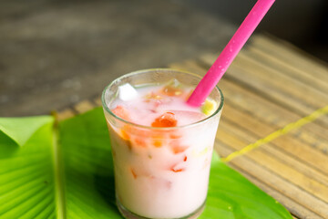 Es campur is a fresh drink menu that is served when it is hot, consisting of sliced ​​fruit and jelly then added with milk.