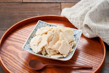 酒粕 - 日本の伝統的な発酵食品と健康食材のイメージ