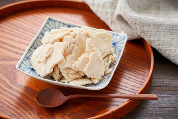 酒粕 - 日本の伝統的な発酵食品と健康食材のイメージ