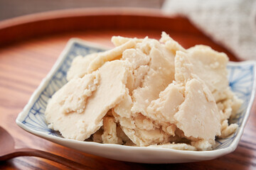 酒粕 - 日本の伝統的な発酵食品と健康食材のイメージ