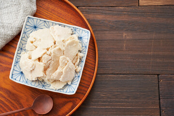 酒粕 - 日本の伝統的な発酵食品と健康食材のイメージ