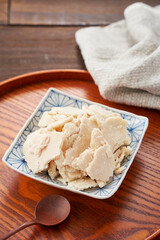 酒粕 - 日本の伝統的な発酵食品と健康食材のイメージ