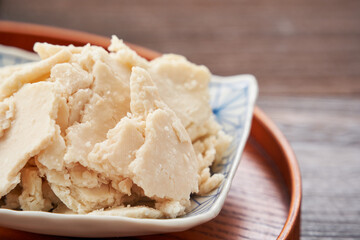 酒粕 - 日本の伝統的な発酵食品と健康食材のイメージ