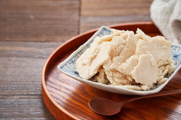 酒粕 - 日本の伝統的な発酵食品と健康食材のイメージ