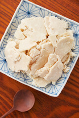 酒粕 - 日本の伝統的な発酵食品と健康食材のイメージ