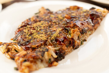 美味しそうなお好み焼をクローズアップして撮影