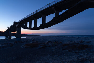 夜明け前の美しい空と橋のシルエット