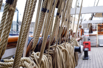 Obraz premium Ropes on deck of a sailing merchant ship to secure the sails of the boat