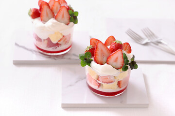 Home made strawberry trifle for cherry blossom viewing sweets　いちごのトライフル　お花見スイーツ　春のスイーツ