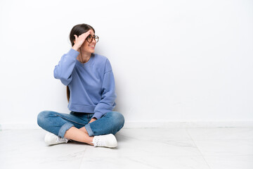 Young caucasian woman sitting on the floor isolated on white background has realized something and intending the solution