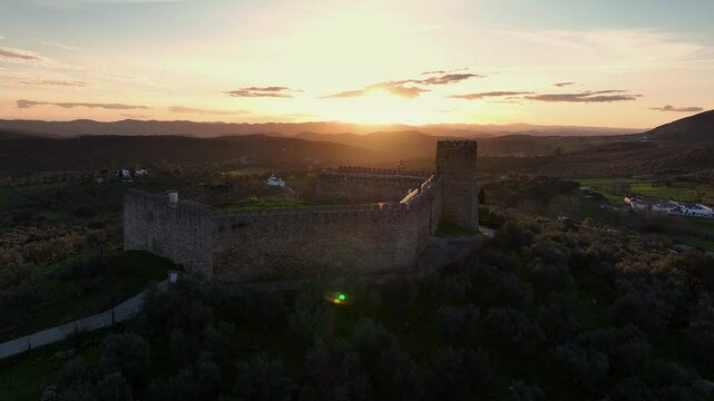 Atardecer en el castillo de Alan&iacute;s en la provincia de Sevilla, Espa&ntilde;a