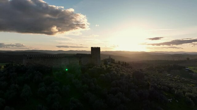 Atardecer en el castillo de Alan&iacute;s en la provincia de Sevilla, Espa&ntilde;a