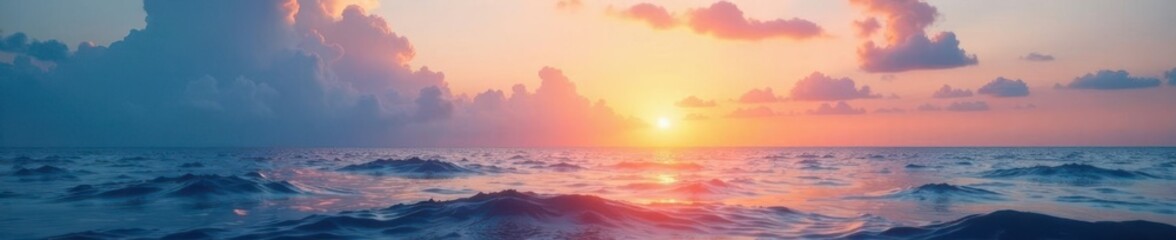 Obraz premium Calma en el oc?ano, con ondas suaves y un cielo de tonos pastel, luces, luz dorada