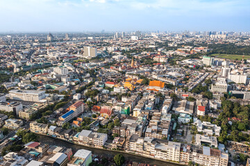 Obraz premium A view from above provides a stunning look at the urban landscape of Bangkok.