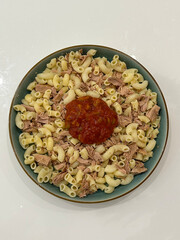 healthy and low calorie dish: tuna with pasta