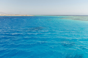 Stunning view of Red Seas turquoise waters in bright daylight. Vast sky and distant horizon amplify serene atmosphere. Vibrant colors highlight exquisite marine environment