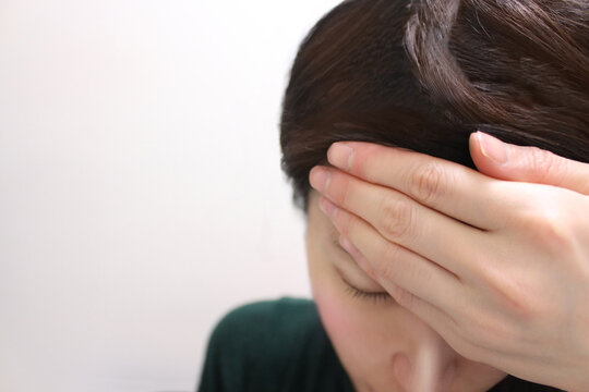 熱があるか確かめる女性