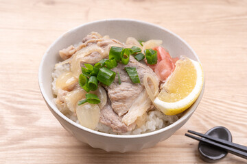 豚肉塩レモン丼